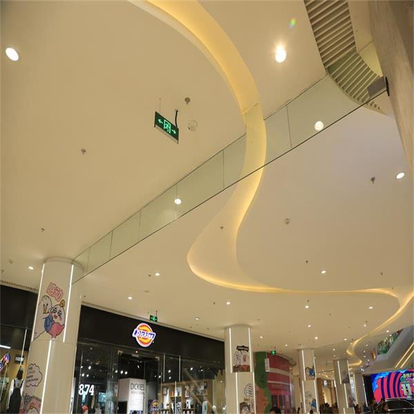 夹丝玻璃挡烟垂壁和单片防火玻璃有什么区别