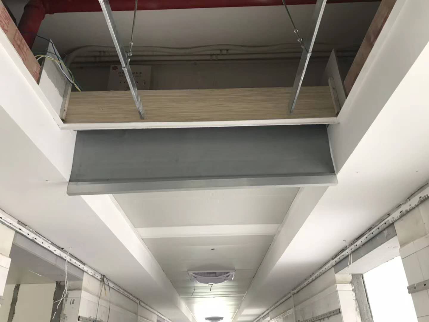 挡烟垂壁在有吊顶与没有吊顶情况下的安装方法